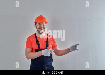 il y a un homme dans l'appartement pour la rénovation Banque D'Images