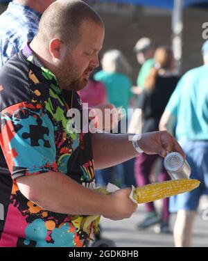 Kenosha, Wisconsin, États-Unis. 13 août 2021. DANTE PERRY salte son maïs sur l'épi comme le temps favorable a attiré la foule à la nuit d'ouverture du festival annuel de la paroisse Saint Rosaire de trois jours à notre Dame du Saint Rosaire de Pompéi à Kenosha, Wisconsin vendredi 13 août 2021. (Credit image: © Mark Hertzberg/ZUMA Press Wire) Credit: ZUMA Press, Inc./Alay Live News Banque D'Images