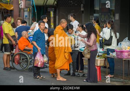 BANGKOK, THAÏLANDE - 02 JANVIER 2019 : les moines bouddhistes collectent des offres dans une rue de la ville Banque D'Images