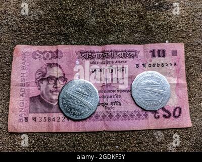 10 taka note et 5 taka coin .taka est la monnaie nationale du bangladesh Banque D'Images