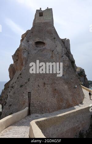 Isole Tremiti - Castello dei Badiali da via Diomede sull'Isola di San Nicola Banque D'Images