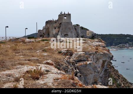 Isole Tremiti - Castello dei Badiali dalla scogliera di via Cimitero Banque D'Images