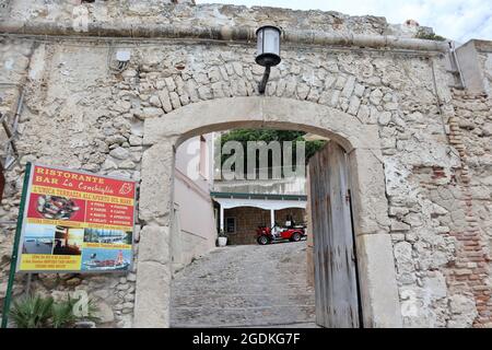 Isole Tremiti - Ingresso del borgo fortificato di San Nicola dalla spiaggia Banque D'Images