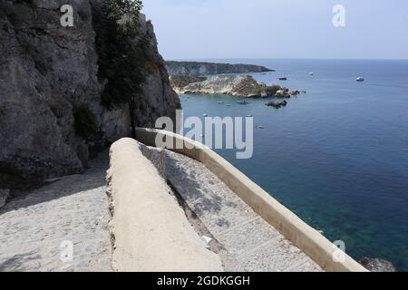 Isole Tremiti - Scorcio da via Diomede all'uscita del Castello dei Badiali Banque D'Images