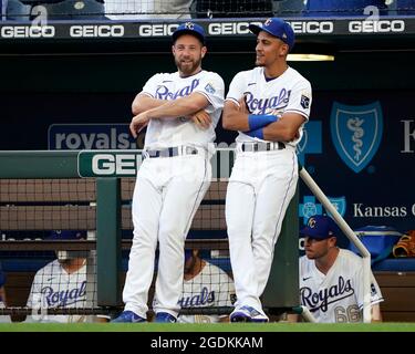 Kansas City, Missouri, États-Unis. 13 août 2021. Deuxième baseur de Kansas City Royals, Nicky Lopez et lanceur de secours Greg Holland Profitez d'un moment avant-match au stade Kauffman à Kansas City, Missouri. Les cardinaux ont battu les Royals. Jon Robichaud/CSM/Alamy Live News Banque D'Images