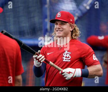 13 août 2021: St. Louis Cardinals Harrison Bader (48) plaisantait avec un coéquipier lors de la pratique de la batte au stade Kauffman à Kansas City, Missouri. Les cardinaux ont battu les Royals 6-0. Jon Robichaud/CSM. Banque D'Images