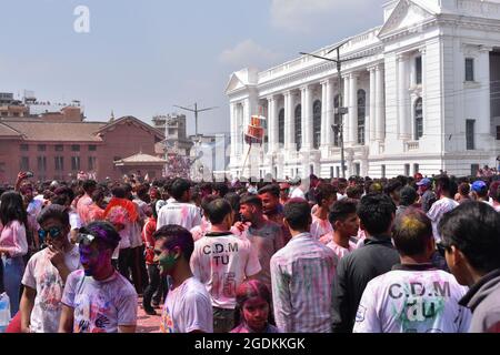 KATMANDOU, NÉPAL - 20 mars 2019 : un groupe avec des peintures faciales célébrant le festival Holi à Katmandou, Népal Banque D'Images