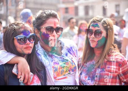 KATMANDOU, NÉPAL - 31 mars 2019: Un petit foyer de filles avec des peintures faciales célébrant le festival Holi à Katmandou, Népal Banque D'Images