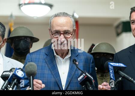 New York, États-Unis . 13 août 2021. Le sénateur Chuck Schumer, élus, rend hommage aux membres du 369e Régiment et aux Harlem Hellfighters et Harlem Armory. Le sénateur Schumer a annoncé la médaille d'or du Congrès décernée à Harlem Hellfighters et a remis le prix de la Légion du mérite du Sénat américain au sergent de commandement Andrew Lampkins. Schumer a été accompagné par des représentants élus des États-Unis Tom Suozzi et Adriano Espallat, l'ancien représentant des États-Unis Charles Rangel, le sénateur du NYS Brian Benjamin, les membres de l'Assemblée du NYS Inez Dickens et Al Taylor, ainsi que des membres de la famille du Harlem Hellfighter Banque D'Images