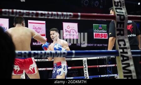 Bangkok Thaïlande novembre 11 2018. Des joueurs de boxe thaïlandais et étrangers non identifiés en compétition combattent Muay Thai Super champ à Muay Thai Street Bangkok Banque D'Images