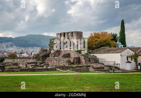 Vue sur les ruines de son Kale, le château ottoman de Ioannina, Grèce. L'église orthodoxe des Saints Unmercenaires (Agioi Anargyeri) est à droite Banque D'Images