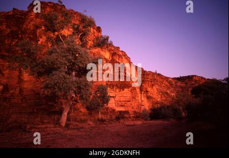 SUNNTING SUR LA FORMATION DE ROCK PRÈS DE BALCANONONA, AUSTRALIE MÉRIDIONALE. LA PETITE COLONIE DE BALCANOON SE TROUVE DANS LES GAMMES VULKATHUNHA-GAMMON. Banque D'Images