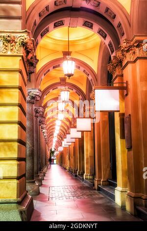 Arcade de colonnade en pierre du bâtiment historique du bureau de poste général de Sydney de style colonial - éclairage lumineux. Banque D'Images