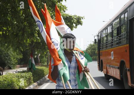 New Delhi, Inde. 13 août 2021. Un vendeur de rue vend le drapeau national indien au pont de l'ITO avant le 75e jour de l'indépendance indienne, qui est le 15 août 2021, à New Delhi, Inde, le vendredi 13 août 2021. Photo par Anshuman Akash/ABACAPRESS.COM crédit: Abaca Press/Alay Live News Banque D'Images