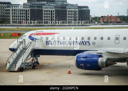 Un avion de British Airways sur le tarmac à l'aéroport de London City. Banque D'Images