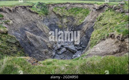 Le paysage côtier des ponts de Ross, comté de Clare, Eire - une géo, un trou de soufflage, un pont naturel et des volcans de sable. Banque D'Images