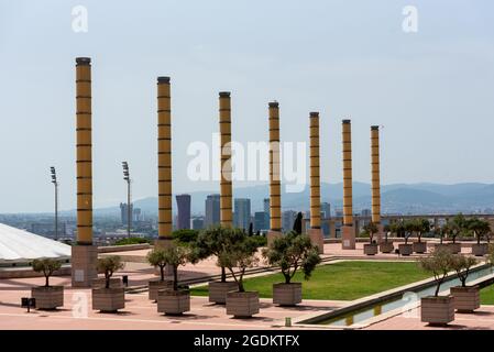 Barcelone, Espagne; août 12 2021: Stade olympique de Montjuic, construit en 1927. Horloge au-dessus des tribunes vides sur l'arène de sport. Banque D'Images