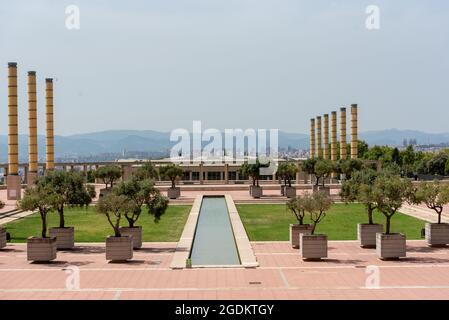 Barcelone, Espagne; août 12 2021: Stade olympique de Montjuic, construit en 1927. Horloge au-dessus des tribunes vides sur l'arène de sport. Banque D'Images