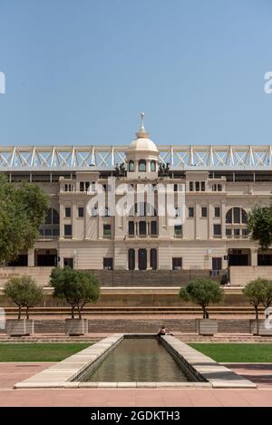 Barcelone, Espagne; août 12 2021: Stade olympique de Montjuic, construit en 1927. Horloge au-dessus des tribunes vides sur l'arène de sport. Banque D'Images