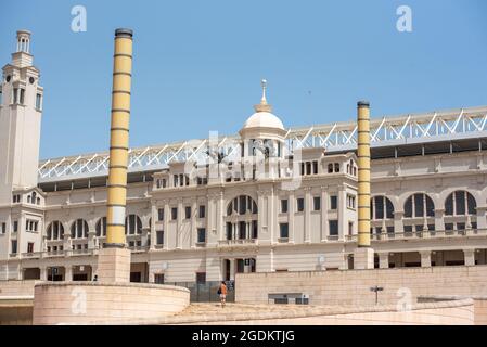 Barcelone, Espagne; août 12 2021: Stade olympique de Montjuic, construit en 1927. Horloge au-dessus des tribunes vides sur l'arène de sport. Banque D'Images