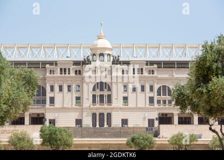 Barcelone, Espagne; août 12 2021: Stade olympique de Montjuic, construit en 1927. Horloge au-dessus des tribunes vides sur l'arène de sport. Banque D'Images