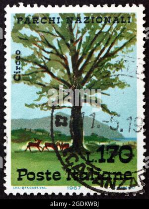 ITALIE - VERS 1967 : un timbre imprimé en Italie montre du chêne et du cerf, Parc national de Circeo, vers 1967 Banque D'Images