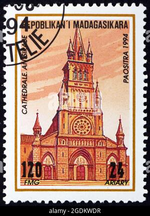 MALGACHE - VERS 1994: Un timbre imprimé à Malgache, Madagascar montre la cathédrale d'Antsirabe, la cathédrale notre-Dame de la Salette, vers 1994 Banque D'Images