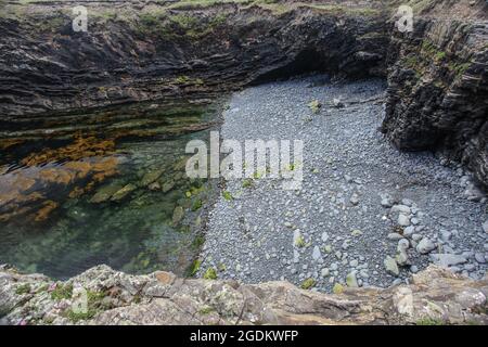 Le paysage côtier des ponts de Ross, comté de Clare, Eire - une géo, un trou de soufflage, un pont naturel et des volcans de sable. Banque D'Images