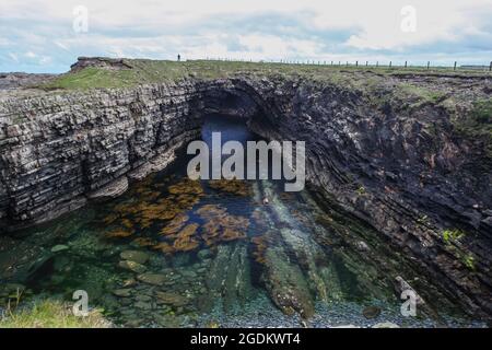 Le paysage côtier des ponts de Ross, comté de Clare, Eire - une géo, un trou de soufflage, un pont naturel et des volcans de sable. Banque D'Images