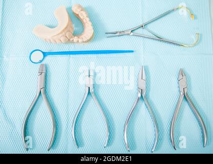 Vue de dessus gros plan des instruments dentistes sur fond bleu Banque D'Images