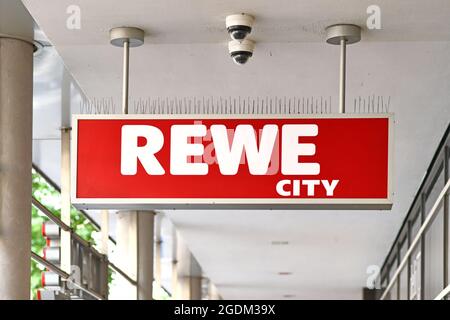 Karlsruhe, Allemagne - août 2021 : enseigne du supermarché REWE City Banque D'Images