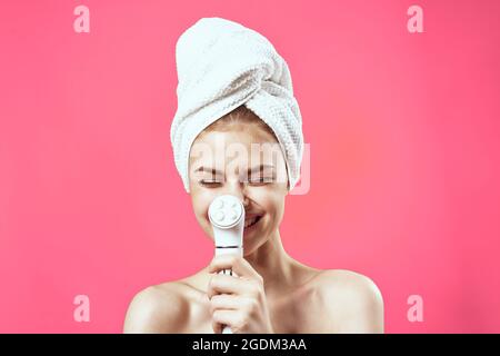 femme avec une serviette sur la tête de nettoyage traitement de la peau gros plan Banque D'Images