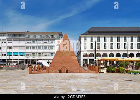 Karlsruhe, Allemagne - août 2021 : pyramide sur la place du marché érigée au-dessus de la voûte du fondateur de la ville Karl Wilhelm Banque D'Images