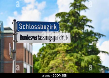 Le panneau routier de la Cour constitutionnelle fédérale en Allemagne appelé "Bundesverfassungsgericht" à Karlsruhe, en Allemagne Banque D'Images