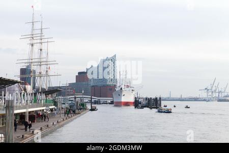 Hambourg, Allemagne - 30 novembre 2018 : paysage urbain côtier de Hambourg en journée Banque D'Images
