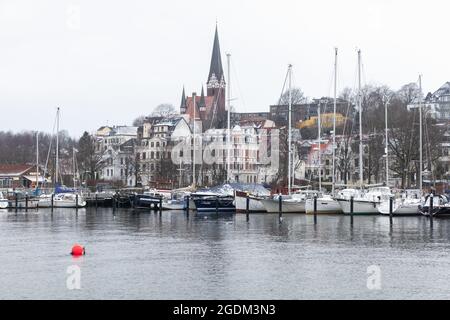 Flensburg, Allemagne - 9 février 2017 : Flensburg le jour d'hiver, Allemagne. Vue sur la côte sous ciel nuageux Banque D'Images