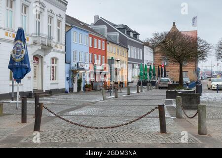 Flensburg, Allemagne - 9 février 2017 : vieille ville de Flensburg, vue sur la rue avec des maisons traditionnelles colorées Banque D'Images