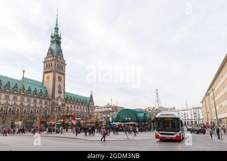 Hambourg, Allemagne - 30 novembre 2018 : les touristes marchent au Rathausmarkt près de l'hôtel de ville de Hambourg. C'est la place centrale de Hambourg, Allemagne, située Banque D'Images