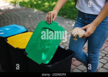 Closeup portrait woman throwing papier froissé dans la corbeille de recyclage. Banque D'Images