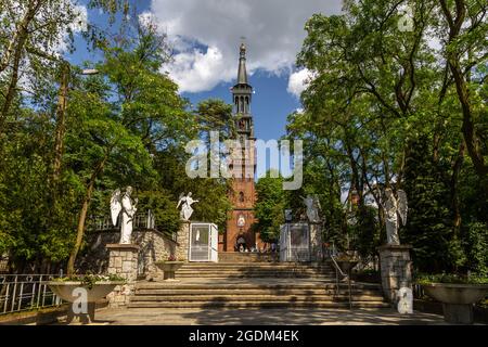 Lichen Stary, Pologne - 25 mai 2016 : vue sur la Saint Dorothy, église paroissiale néo-gothique. Banque D'Images