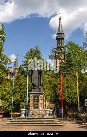 Lichen Stary, Pologne - 25 mai 2016 : monument au Pape Jean-Paul II devant la Saint Dorothy, église paroissiale néo-gothique. Banque D'Images