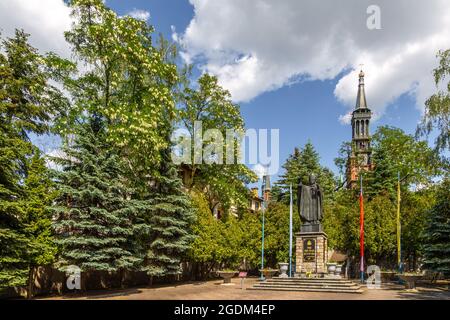 Lichen Stary, Pologne - 25 mai 2016 : monument au Pape Jean-Paul II devant la Saint Dorothy, église paroissiale néo-gothique. Banque D'Images