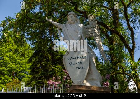 Lichen Stary, Pologne - 25 mai 2016 : sculpture d'un ange de la Saint Dorothy, église paroissiale néo-gothique. Banque D'Images