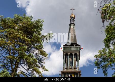 Lichen Stary, Pologne - 25 mai 2016 : vue sur la Saint Dorothy, église paroissiale néo-gothique. Banque D'Images