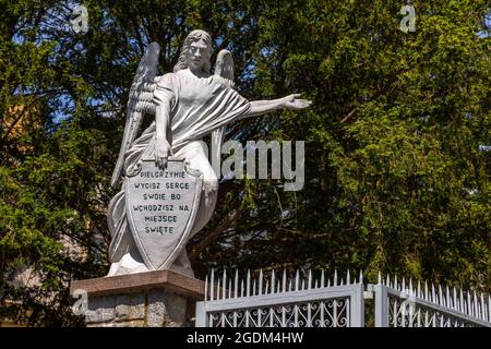 Lichen Stary, Pologne - 25 mai 2016 : sculpture d'un ange de la Saint Dorothy, église paroissiale néo-gothique. Banque D'Images