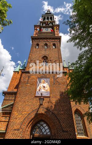 Lichen Stary, Pologne - 25 mai 2016 : vue sur la Saint Dorothy, église paroissiale néo-gothique. Banque D'Images