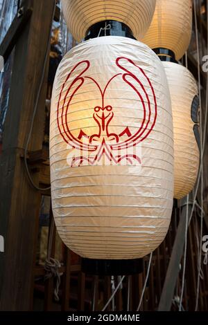 Des lanternes de chin sur le Toro-yama flottent à Yoiyama dans le district de Shijō-Karasuma pendant le Gion Matsuri, Kyoto, Japon Banque D'Images