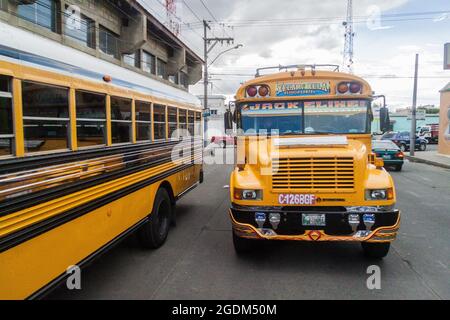 QUETZALTENANGO, GUATEMALA - 21 MARS 2016 : bus de poulet colorés, anciens bus scolaires américains, trajet dans la ville de Quetzaltenango Banque D'Images