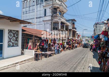 SANTIAGO ATITLAN, GUATEMALA - 24 MARS 2016 : rue avec stands de souvenirs dans le village de Santiago Atitlan. Banque D'Images