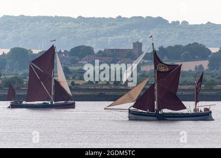 Stanford-le-Hope, Essex, Royaume-Uni. 14 août 2021. Première course en 1863 la course, ou match, est considérée comme le plus long concours de course à pied du genre dans le monde et est concouru par Thames Sailing Barges de la conception qui sont restés peu changé depuis cette époque. Bien que plus ancienne, la coupe de l'Amérique s'est développée. Le départ en déroute a eu lieu à 08:00 dans la zone de la Tamise au large de la rive de Stanford-le-Hope. La course se poursuivra sur la rivière jusqu'à l'estuaire d'Essex/Kent, avant de retourner à la ligne d'arrivée au large de Gravesend, à une distance de 43 milles marins. L'église St Helens à Cliffe en face Banque D'Images